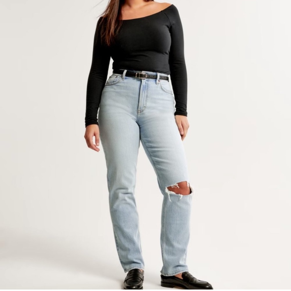 A&F Curve Love Ultra High Rise 90s Straight Jean in Light Destroy